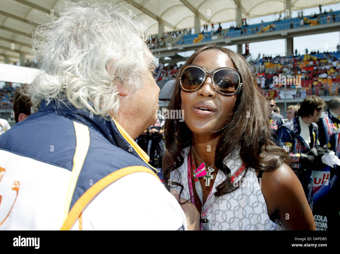 Britisches Model Naomi Campbell (R) Küsse italienischen Flavio Briatore, Teamchef des Renault F1 Teams, im Raster vor dem Start der Formel 1 Grand Prix der Türkei in Istanbul Streckencharakteristik Circuit in Istanbul, Türkei, 7. Juni 2009. Foto: FELIX HEYDER Stockfoto