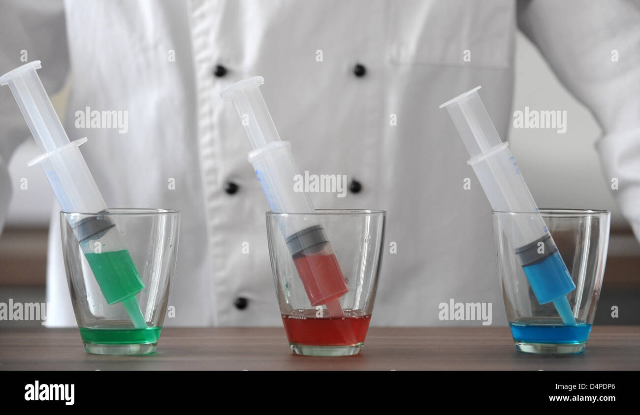 Martin Dittrich, Produktmanager und Koch des? Biozoon?, bereitet einige Highlights der molekularen Küche in der Firma? s Küche in Bremerhaven, Deutschland, 14. Mai 2009. Geliermittel mit Natriumalginat aus Braunalgen ist verschlüsselt, Gel-Kapseln in verschiedenen Größen zu produzieren. Foto: Carmen Jaspersen Stockfoto