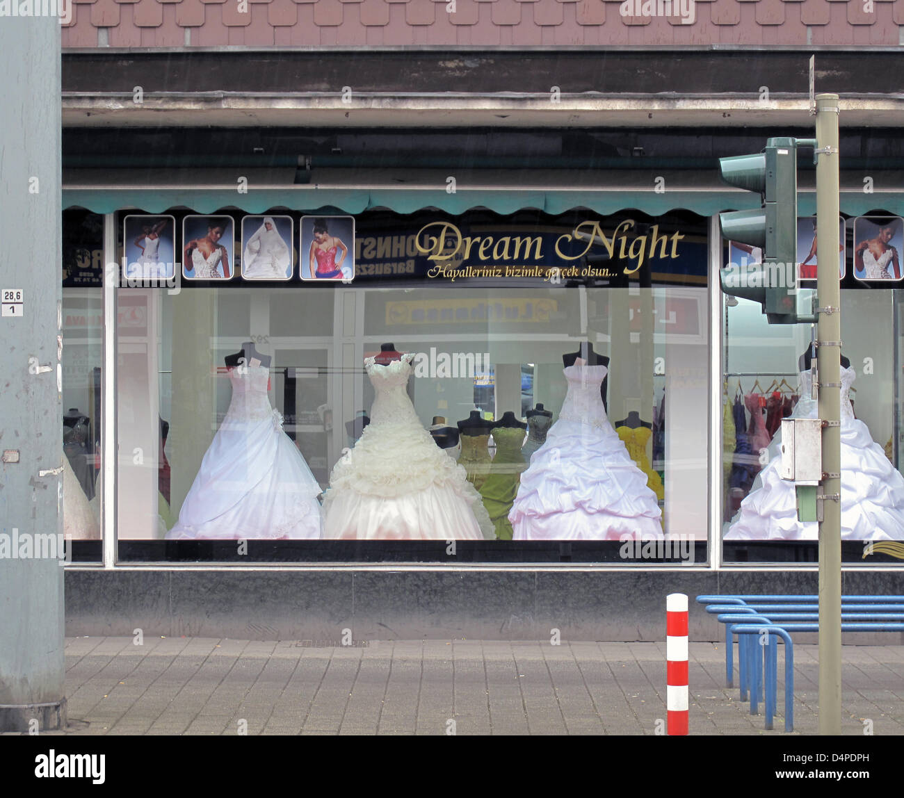 Einige 40 Turkische Hochzeit Shops Rund Um Weseler Strasse Ist In Duisburg Marxloh Deutschland 6 Juni 09 Abgebildet Foto Markus C Hurek Stockfotografie Alamy