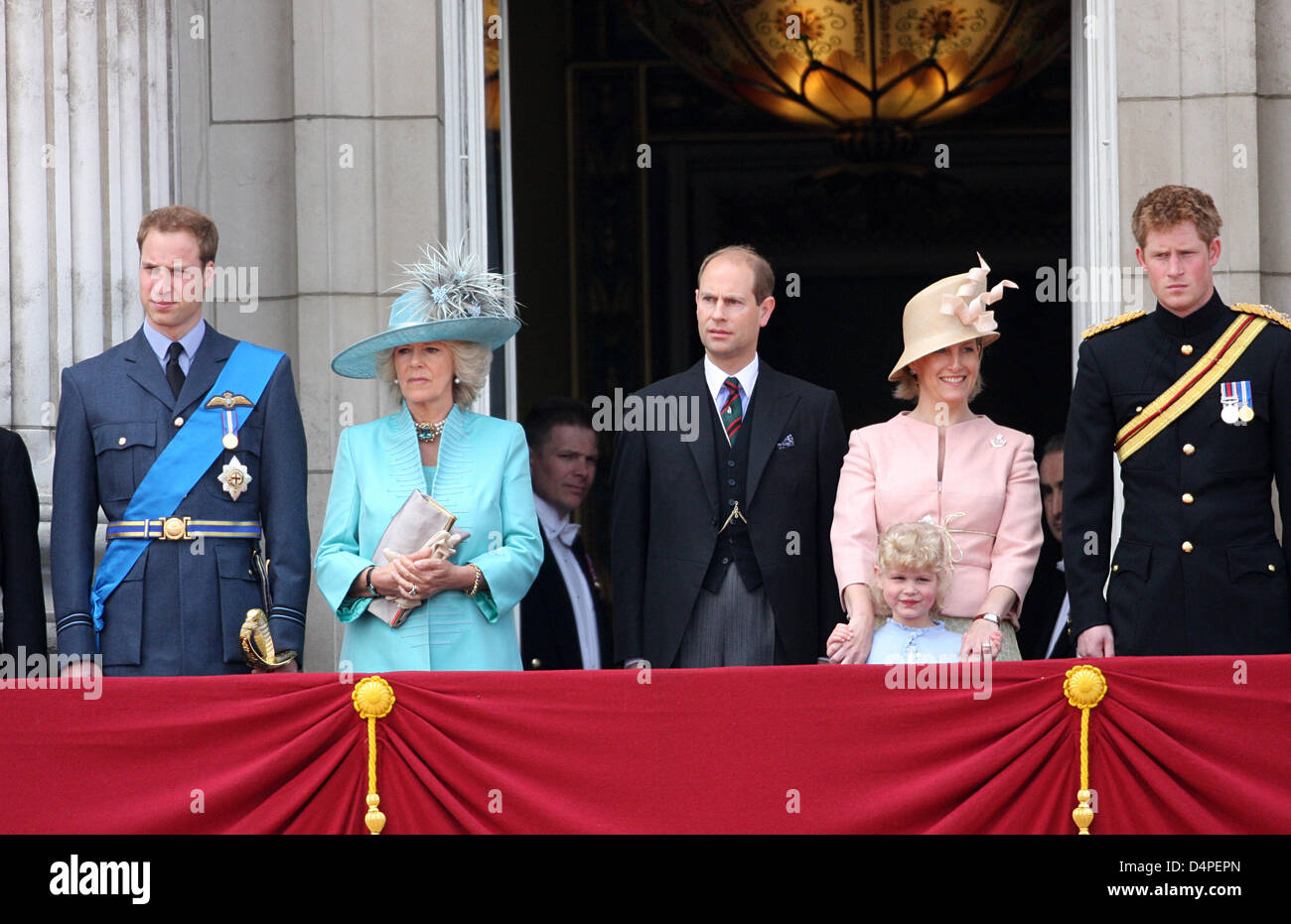 Die königliche Familie mit (L-R) Prinz William von Wales, Camilla Duchess of Cornwall, Prinz Edward Earl of Wessex, Prinzessin Sophie, Tochter Louise und Prinz Harry von Wales besuchen die Trooping The Colour Zeremonie der Queen Elizabeth II? s Geburtstag bei der Horse Guards Parade in London, Vereinigtes Königreich, 13. Juni 2009. Tausende von Menschen haben um zu beobachten die Parade Datierung aufgedreht Stockfoto