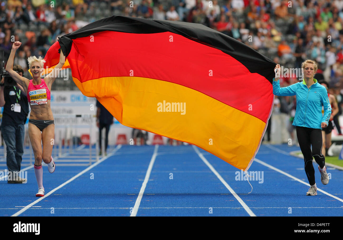 Deutschen Ariane Friedrich feiert mit deutscher Flagge nach dem Gewinn der Frauen? s Hochsprung Wettbewerb während der? International-Stadion Festival? (ISTAF? Internationales Stadionfest?) an Berlin? s Olympia Stadion, Deutschland, 14. Juni 2009. Friedrich gelöscht 2, 06m, mehr als jeder Othert Sportler im Jahr 2009. Sie brach den 18 Jahre alten deutschen Rekord vom Heike Henkel 2, 05m. Die Veranstaltung war Stockfoto