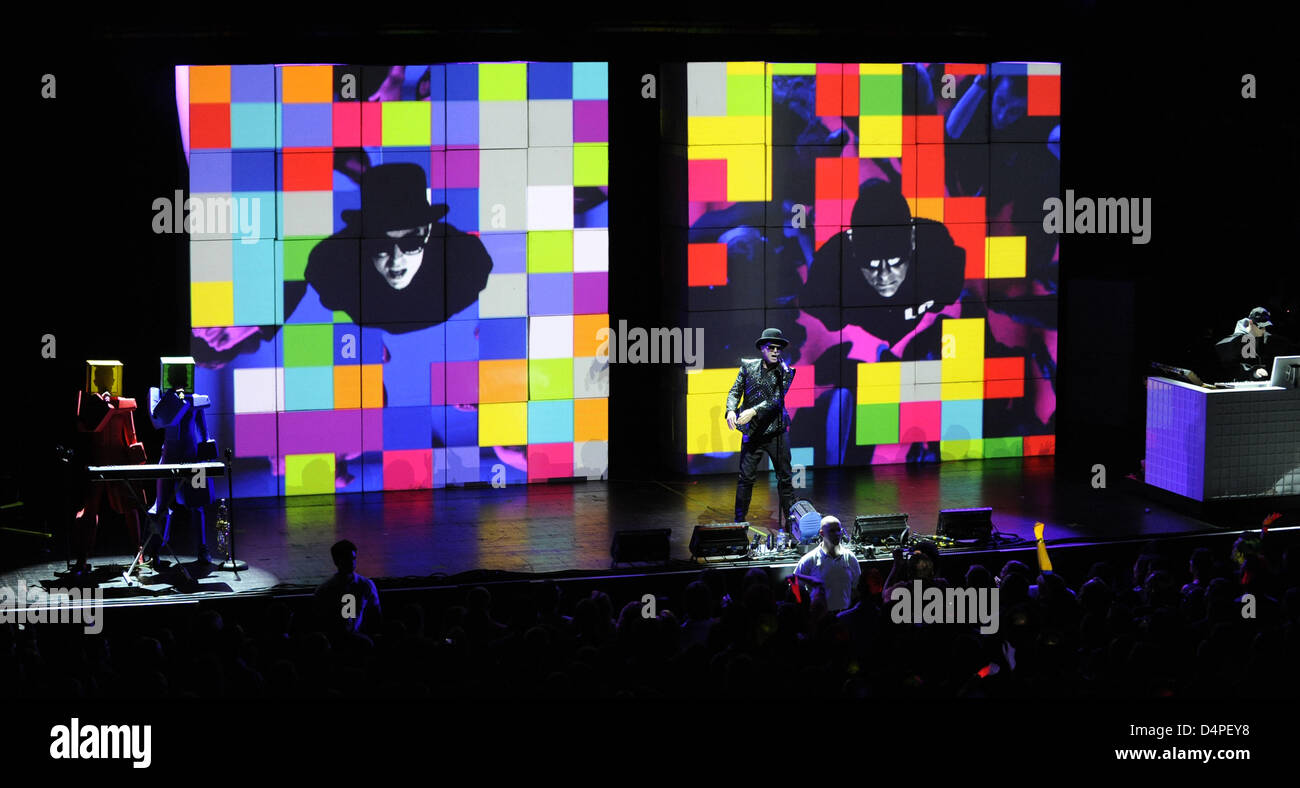 Neil Tennant (C), Sänger der britischen pop-Band? Pet Shop Boys?, und Keyboarder Chris Lowe (R) führen während der Auftakt Konzert der Band? s Deutschland-Tour in Stuttgart, Deutschland, 14. Juni 2009. Während ihrer Tour die? Pet Shop Boys? geben Konzerte in Köln, Berlin und Leipzig. Foto: Marijan Murat Stockfoto