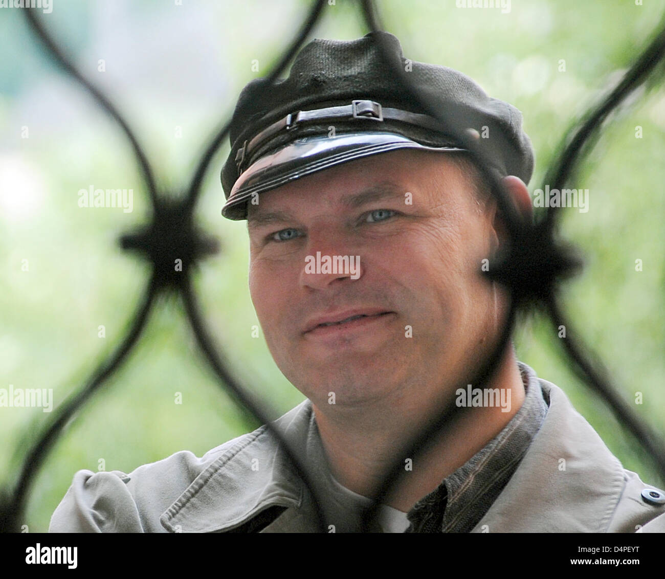 Neonazi Thomas Wulff steht hinter einem vergitterten Fenster an das Amtsgericht in Passau, Deutschland, 15. Juni 2009. Wulff steht vor Gericht, weil er angeblich den Sarg des verstorbenen Neonazi-Funktionär mit einem Hakenkreuz geschmückt Flagge während der Beerdigung bedeckt. Die Polizei musste hart gegen die rechtsgerichteten trauernden gehen während der Beerdigung am 26. Juli 2008. Foto: Armin Weigel Stockfoto