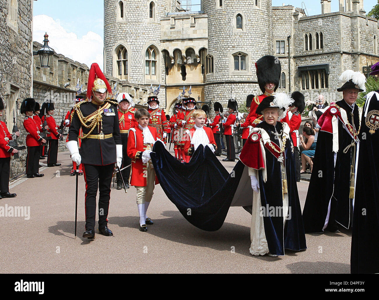 Queen Elizabeth II (C) und Prinz Philipp Duke von Edinburgh (R) besuchen das Strumpfband Zeremonie Prozession bis St George? s Chapel in Windsor, England, 15. Juni 2009. Die Reihenfolge des Hosenbandordens ist der senior und ältesten britischen Ritterorden, von Edward III im Jahre 1348 gegründet. Mitgliedschaft in der Reihenfolge beschränkt sich auf das souveräne, der Prince Of Wales und nicht mehr als vierundzwanzig Mitglieder. Pho Stockfoto