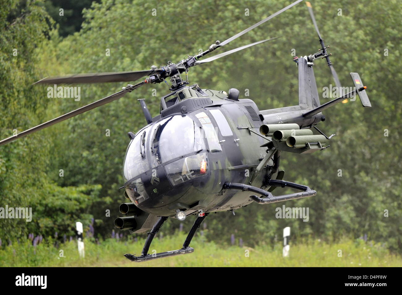 Die Panzerabwehr und Verbindungsmann Hubschrauber Bo105 P/M ist während des Manövers Werbung abgebildet? Die Armee in Aktion? (? Das Heer Im Einsatz?) auf dem Truppenübungsplatz in Munster, Deutschland, 15. Juni 2009. Das Manöver stellt verschiedene Arten von Operationen, Bundeswehr-Offizier-Rekruten. Foto: Maurizio Gambarini Stockfoto