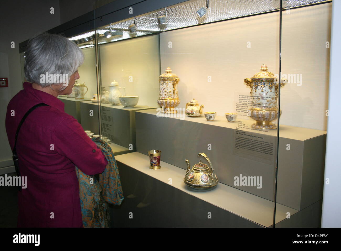 Ein Besucher beobachtet einen wunderschönen silbernen Topf von Handwerker Esaias II Busch, zwei Vasen und ein Porzellan-Tee-Set in einer Vitrine im Museum Room in der Iwan der große Glockenturm im Kreml in Moskau, Russland, 17. Juni 2009. Zum ersten Mal Augsburg? s Kunstsammlungen und Museen präsentieren sich in einer Sonderausstellung im Moskauer? s Kreml. Rund 200 Augsburg? s die meisten Valuabl Stockfoto