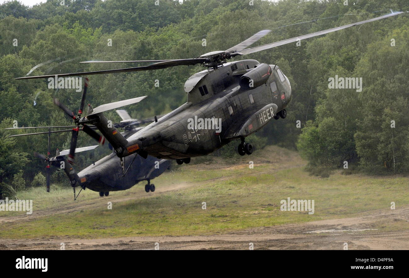 Ein Bundeswehr Hubschrauber Vom Typ Ch 53 Ist Wahrend Des Manovers Werbung Abgebildet Die Armee In Aktion Das Heer Im Einsatz Auf Dem Truppenubungsplatz In Munster Deutschland 15 Juni 2009 Das Manover Stellt