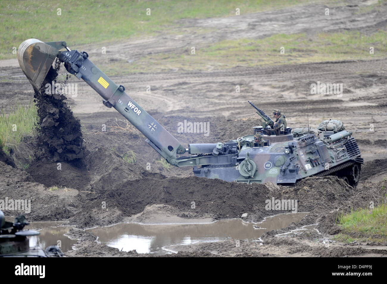 Die Bundeswehr Panzer? Dachs? während des Manövers Werbung ist abgebildet? Die Armee in Aktion? (? Das Heer Im Einsatz?) auf dem Truppenübungsplatz in Munster, Deutschland, 15. Juni 2009. Das Manöver stellt verschiedene Arten von Operationen, Bundeswehr-Offizier-Rekruten. Foto: Maurizio Gambarini Stockfoto