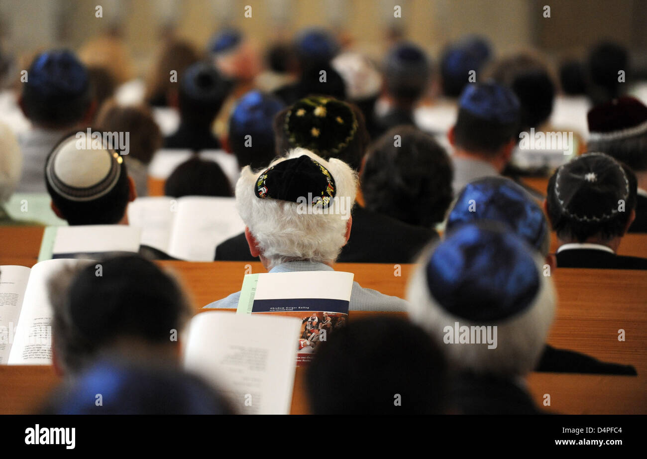 Mitglieder der jüdischen Gemeinde und Gäste aus der ganzen Welt besuchen die feierliche Weihe der drei Absolventen des Abraham Geiger Kolleg in der Synagoge Rykestraße in Berlin, Deutschland, 18. Juni 2009. Neben der Koordination erzogen der Abschluss des ersten jüdischen Kantors in Deutschland nach dem Holocaust und den 10. Jahrestag des Bestehens des Kollegs wir Stockfoto