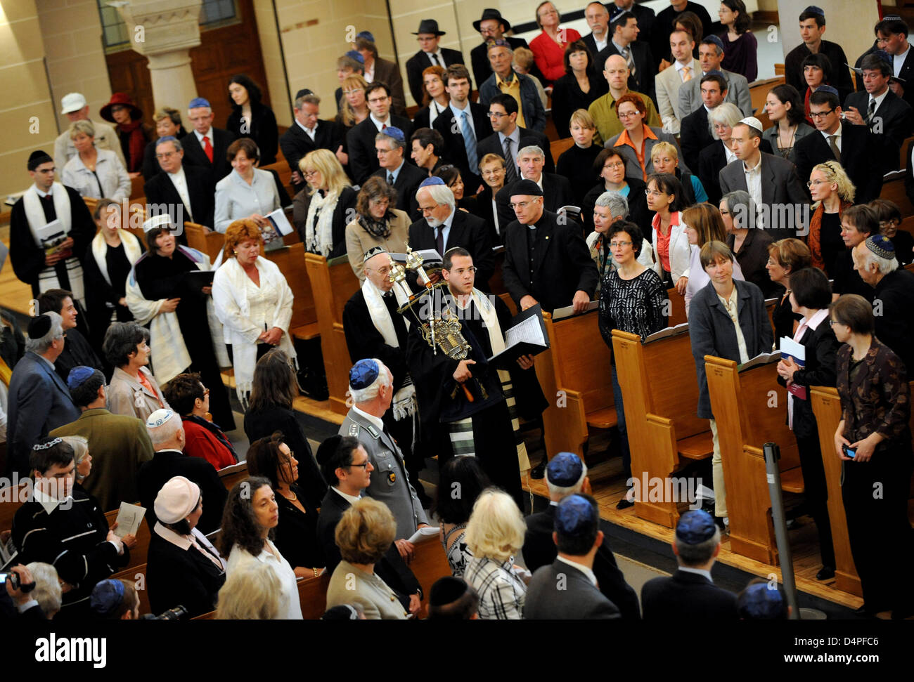 Cantor Juval Porat hält die Heilige Tora beim Betreten der Synagoge während die feierliche Weihe der drei Absolventen des Abraham Geiger Kolleg in der Synagoge Rykestraße in Berlin, Deutschland, 18. Juni 2009. Neben der Koordination, der Abschluss des ersten jüdischen Kantors in Deutschland nach dem Holocaust und den 10. Jahrestag des Bestehens des Kollegs ausgebildet Stockfoto