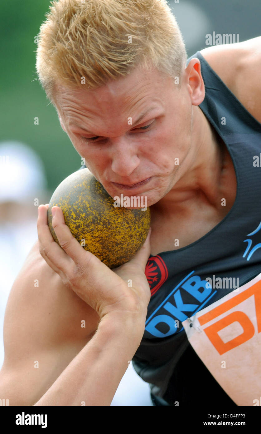 Deutsche Zehnkämpfer Pascal Behrenbruch konkurriert im Kugelstoßen auf Deutsch kombiniert Leichtathletik-Meeting in Ratingen, Deutschland, 20. Juni 2009. Die zweitägige Veranstaltung ist die letzte Chance für Deutschland? s Hept- und Decathletesto für die IAAF Leichtathletik WM qualifizieren. Foto: FRANZ-PETER TSCHAUNER Stockfoto