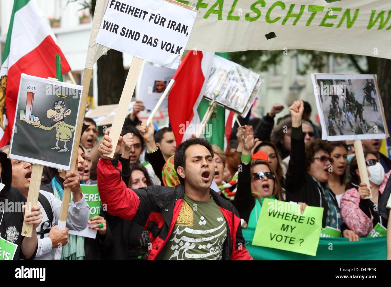 Iranische Demonstranten während einer Protestaktion Kundgebung gegen die Ergebnisse und Conseuqences zu den iranischen Präsidentschaftswahlen in Hamburg, Deutschland, 20. Juni 2009. Nach Angaben der Polizei nahmen rund 3.000 Menschen in der Protestkundgebung. Foto: MALTE Christen Stockfoto