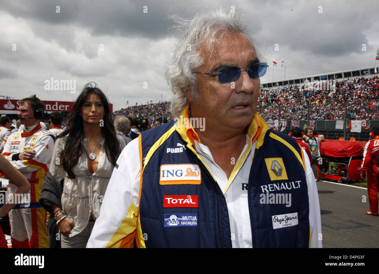 Italienische Flavio Briatore (R), team Principal des Renault F1 und seine Frau Elisabetta Gregoraci (L) in der Startaufstellung in Silverstone Rennstrecke in Northamptonshire, Großbritannien, 21. Juni 2009 abgebildet. Die Formel 1 British Grand Prix findet am 21. Juni 2009 statt. Foto: Jens Büttner Stockfoto