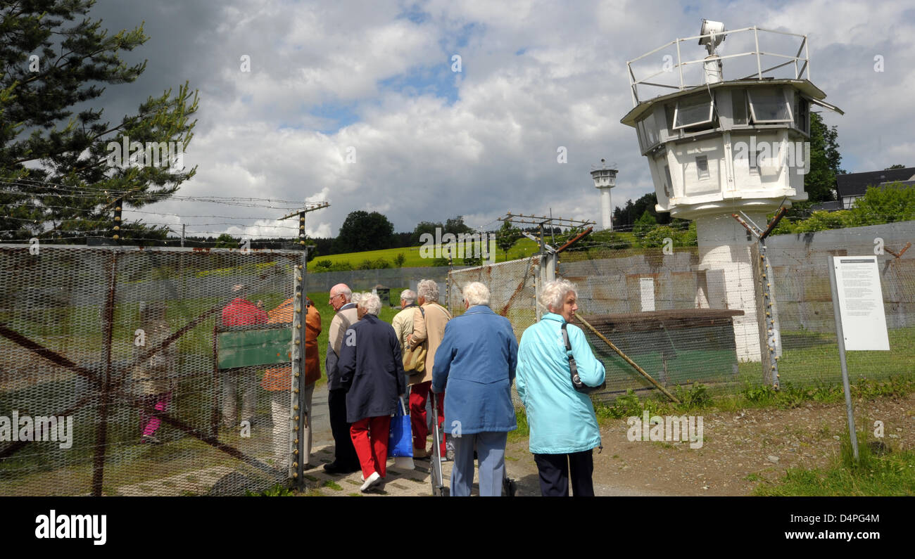 Besucher zu Fuß entlang der ehemaligen Grenze Einrichtungen und Türme an der ehemaligen innerdeutschen Grenze in Moedlareuth, Deutschland, 10. Juni 2009. Die Stadt war bis zum Fall der Berliner Mauer getrennt durch eine Betonmauer von 1966. Der Bereich verwandelte sich in ein Museum über die Geschichte der deutschen Teilung im Jahr 1994. Foto: Jan-Peter Kasper Stockfoto