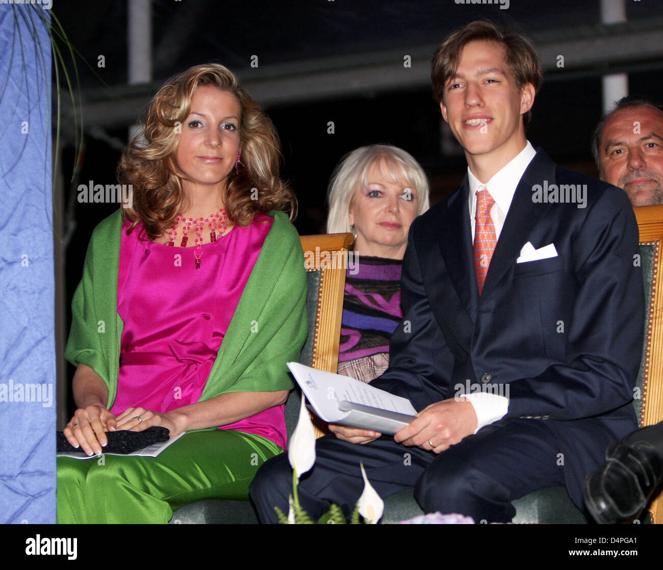 Prinz Louis von Luxemburg (R) und seiner Frau Tessy Antony (L) an die Feierlichkeiten des nationalen Tag des Luxemburger in der Innenstadt von Luxemburg, Luxemburg, 22. Juni 2009 teilnehmen. Foto: Patrick van Katwijk Stockfoto