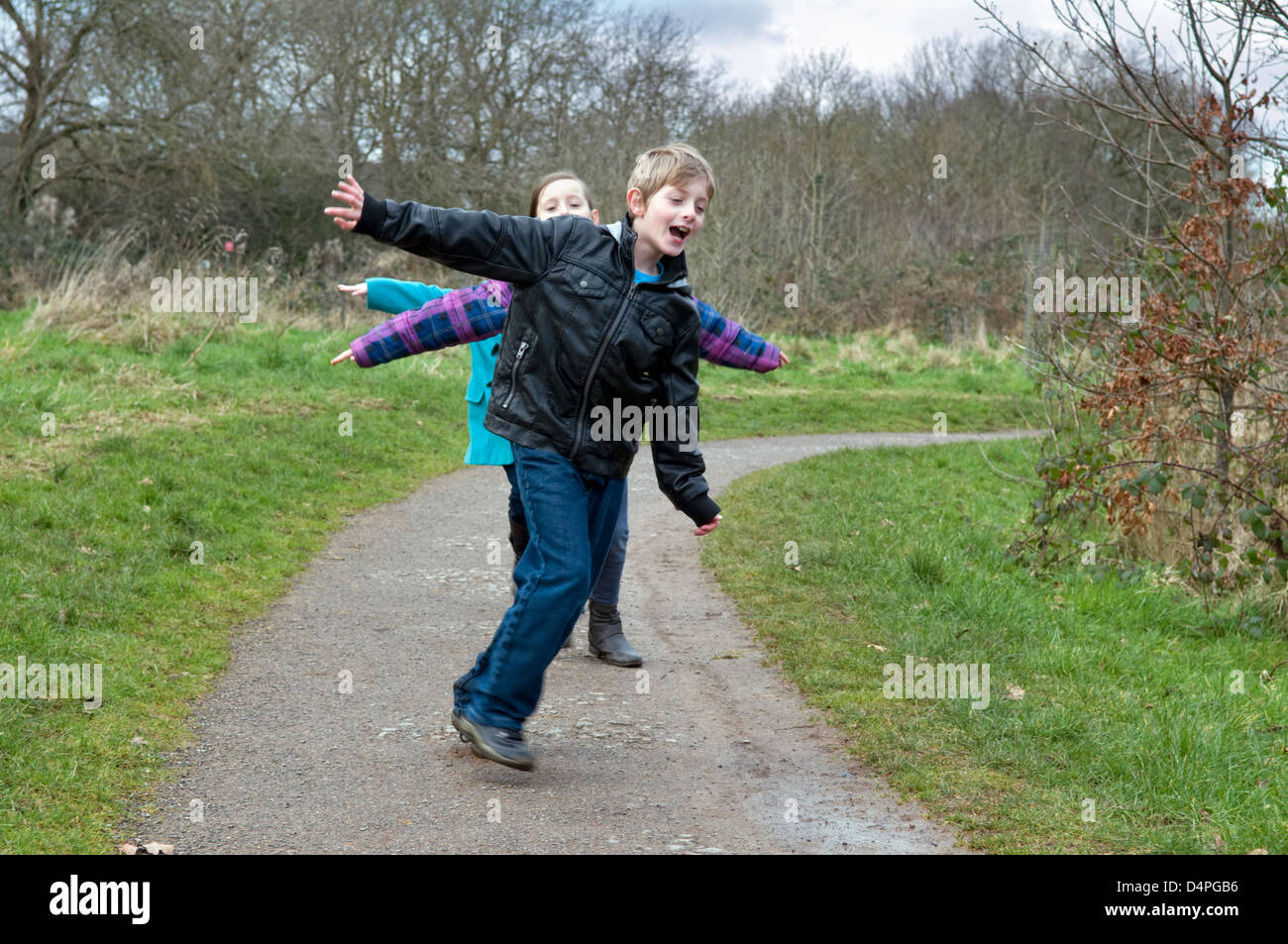 Kinder laufen so dass Flugzeug (oder Flugzeug) Formen und Spaß im park Stockfoto