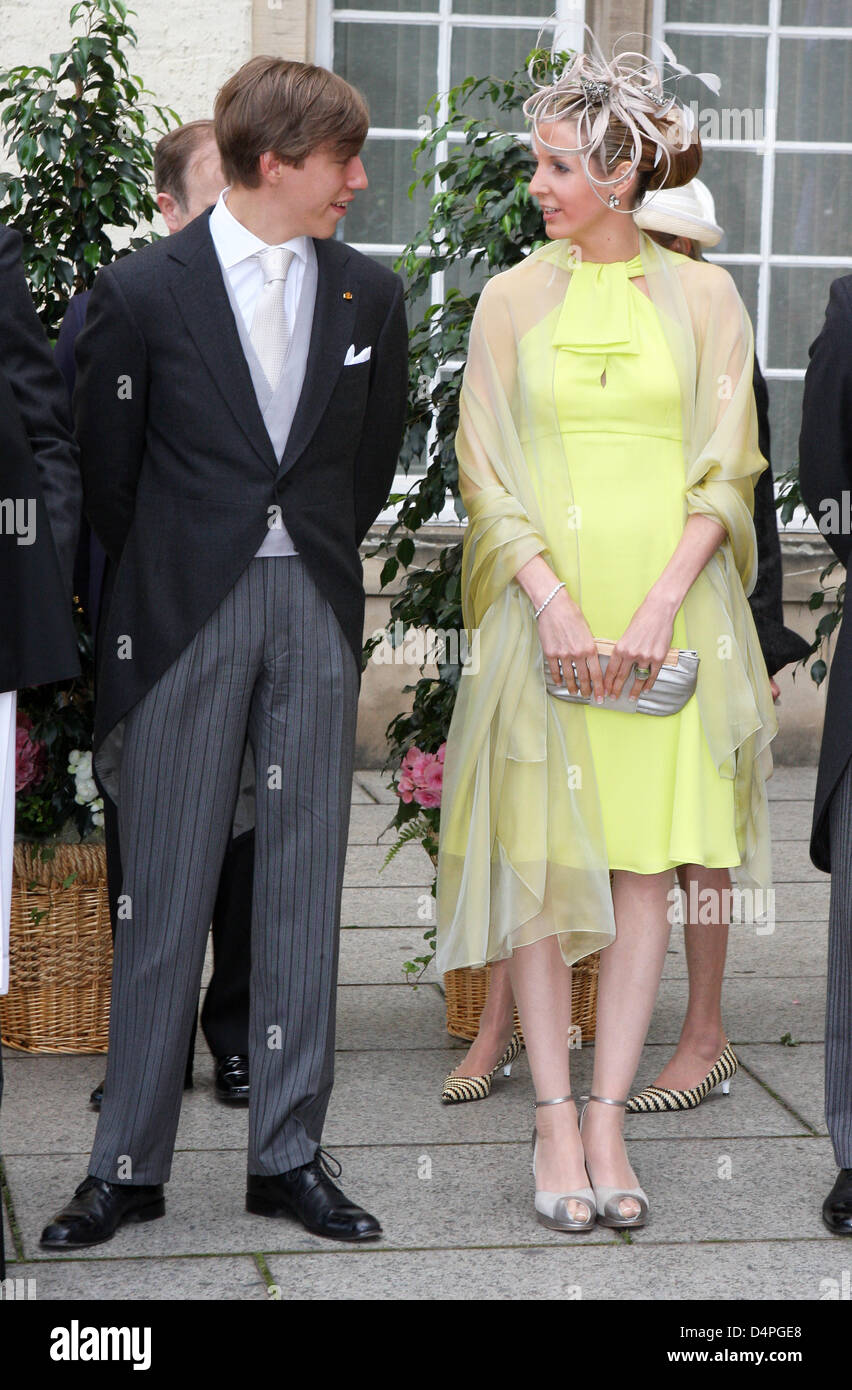 Prinz Louis von Luxemburg (L) und seine Frau Tessy Antony (R) Chat während der Feierlichkeiten zum Nationalfeiertag in Luxemburg, Luxemburg, 23. Juni 2009. Foto: Patrick van Katwijk Stockfoto