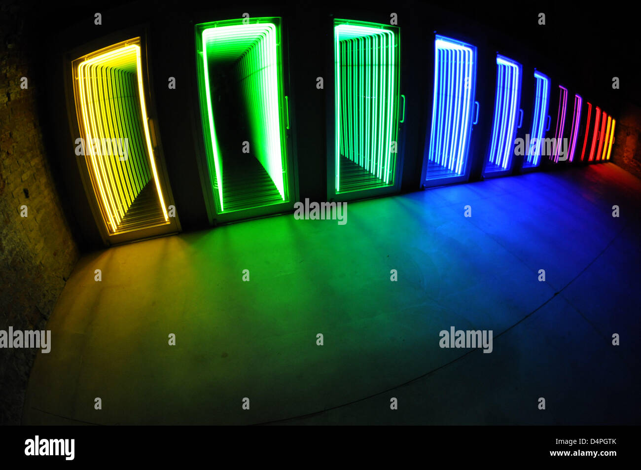 Neonroehren -Fotos und -Bildmaterial in hoher Auflösung – Alamy
