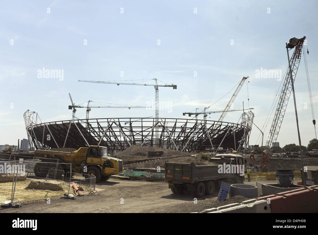 Tieflader-Fahrt auf der Baustelle des neuen Olympiastadions 25. Juni 2009 in London, Großbritannien. Die Baustelle des Olympiaparks für die Olympischen Sommerspiele 2012 ist einer der größten Baustellen Europas. Foto: ALEXANDER BECHER Stockfoto