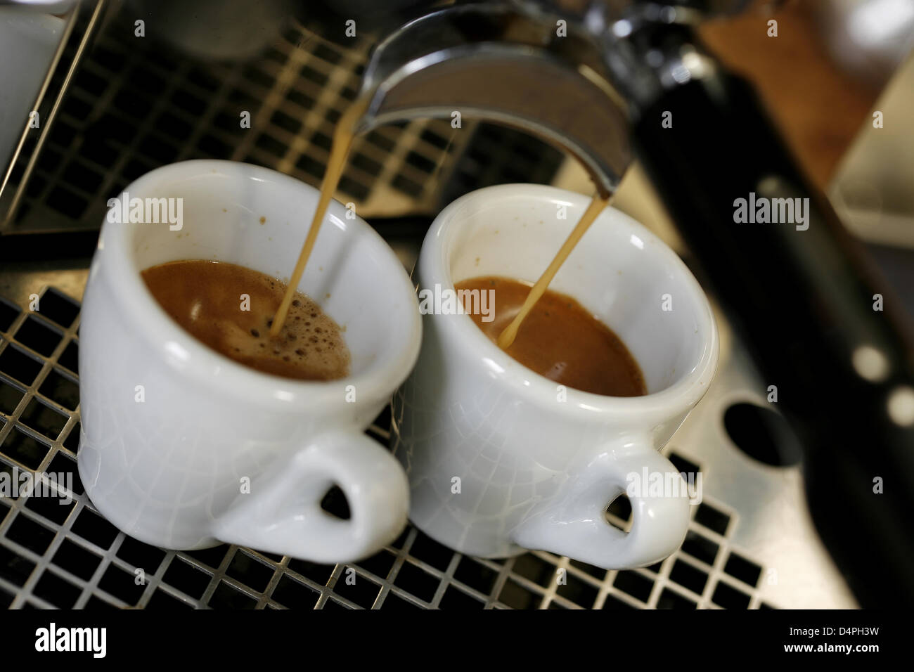 Espresso fließt in ein Glas durch ein Siebträger Kaffee-Maschine in Würzburg, Deutschland, 24. Juni 2009. Foto: Daniel Karmann Stockfoto