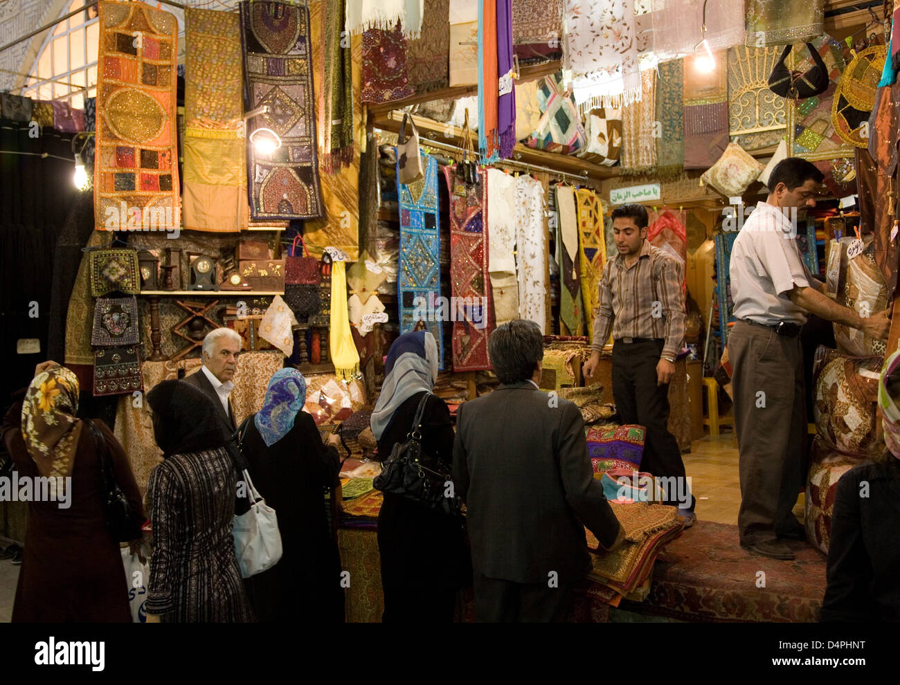 Kunden kaufen ein Tuchmacher in Shiraz, Iran, im März 2009. mit 1,6 Millionen Einwohnern zählt Shiraz zu Iran? s Großstädten und zieht Tausende von Touristen pro Jahr vor allem für Persepolis, UNESCO World Heritage Site einige 60 Kilometer ausserhalb von Shiraz. Foto: Boris Roessler Stockfoto