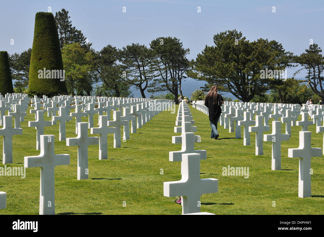 Weißen Grab Kreuze auf dem amerikanischen Soldatenfriedhof in Colleville-Sur-Mer, Normandie, Frankreich, 4. Juni 2009. Mehr als 10,000 US-Soldaten, die in Aktion während der Alliierten Landung in Normany, Juni 1944 gefallen sind auf dem Friedhof begraben. Foto: Uwe Zucchi Stockfoto