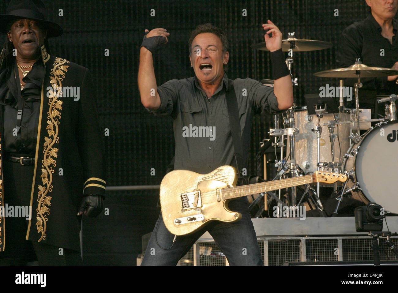 US-Sänger Bruce Springsteen und Saxophonist Clarence Clemons (L) der E Street Band durchführen im Olympiastadion in München, Deutschland, 2. Juli 2009. Die? Working On A Dream? Welttournee dehnt sich bis 9. Oktober 2009. Foto: Felix Hoerhager Stockfoto