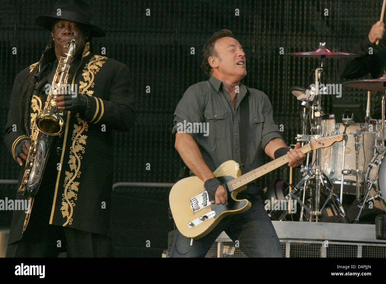 US-Sänger Bruce Springsteen und Saxophonist Clarence Clemons (L) der E Street Band durchführen im Olympiastadion in München, Deutschland, 2. Juli 2009. Die? Working On A Dream? Welttournee dehnt sich bis 9. Oktober 2009. Foto: Felix Hoerhager Stockfoto