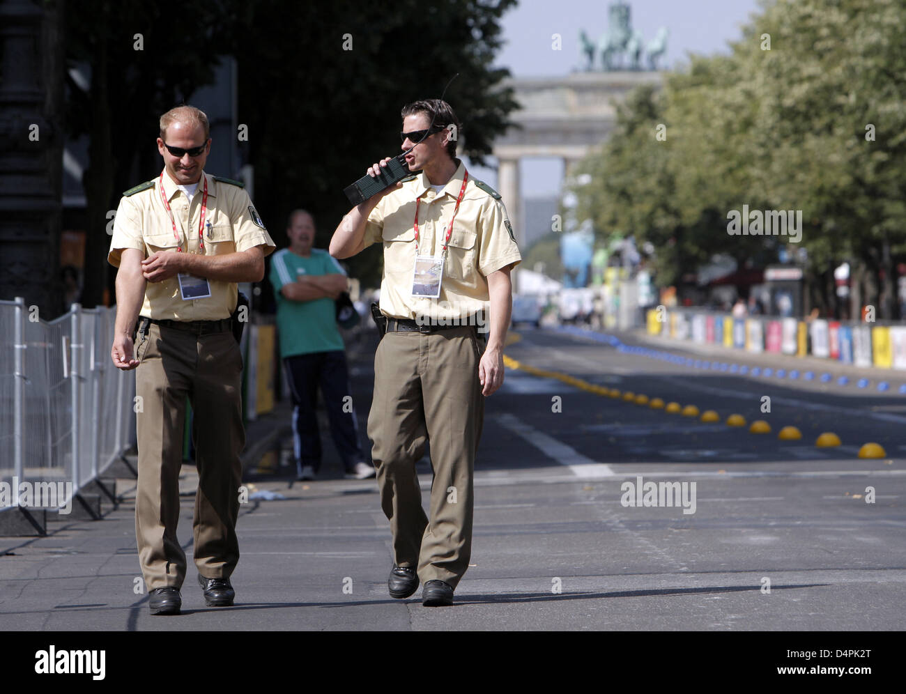 Officerss zwei Polizisten bewachen die Strecke von 20km gehen bei den 12. IAAF World Championships in Athletics Berlin 2009 in Berlin, Deutschland, 15. August 2009. Foto: JENS Büttner Stockfoto