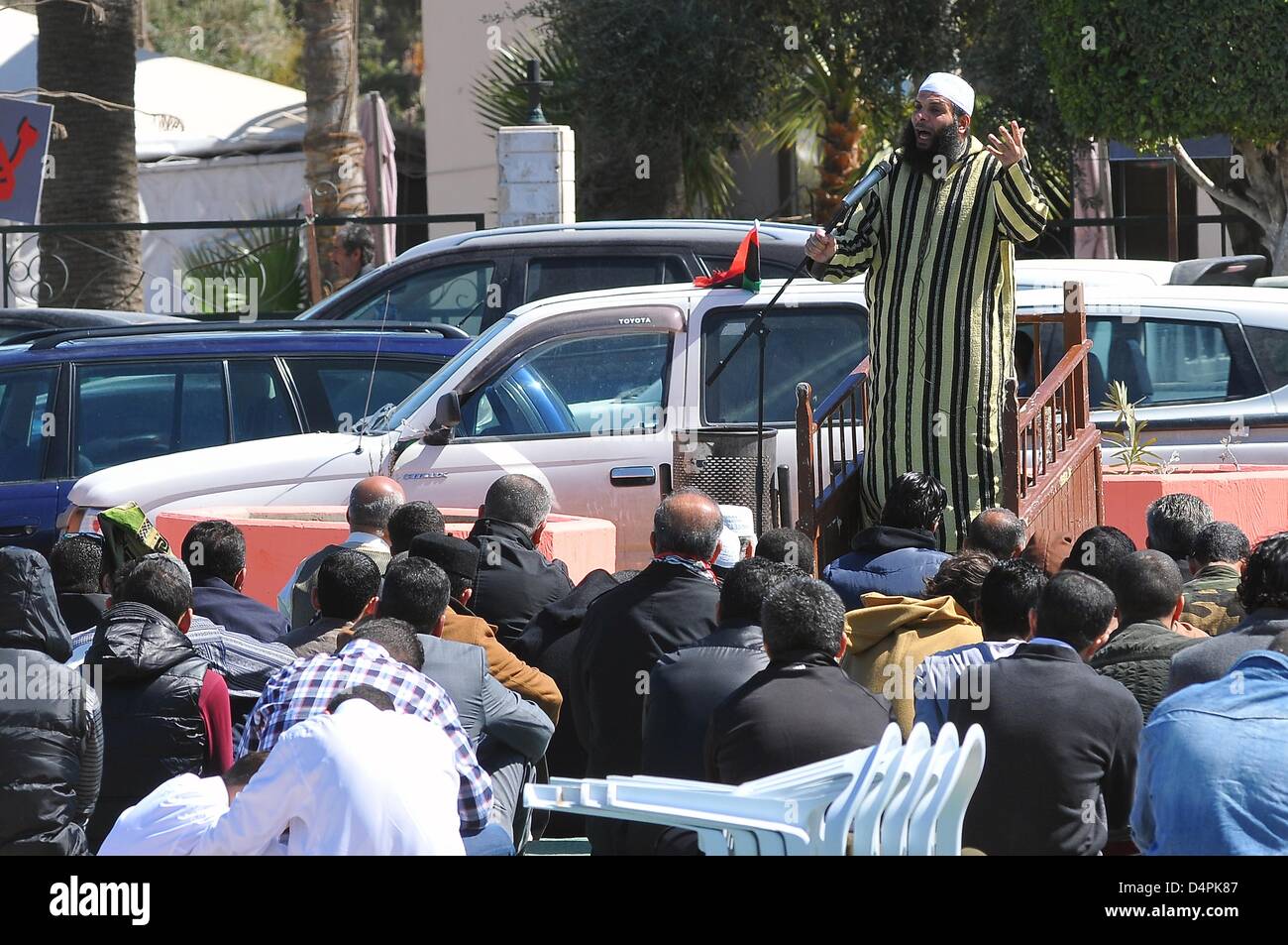 Ein muslimischer Prediger ist der Märtyrer-Platz in Tripoli, Libyen, am 15. März 2013 abgebildet. Das Freitagsgebet ist oft auch Halt in der Öffentlichkeit in diesen Tagen. Dies entspricht den Wunsch von islamistischen Gruppen öffentlich sichtbar sein. Foto: Matthias Tödt Stockfoto