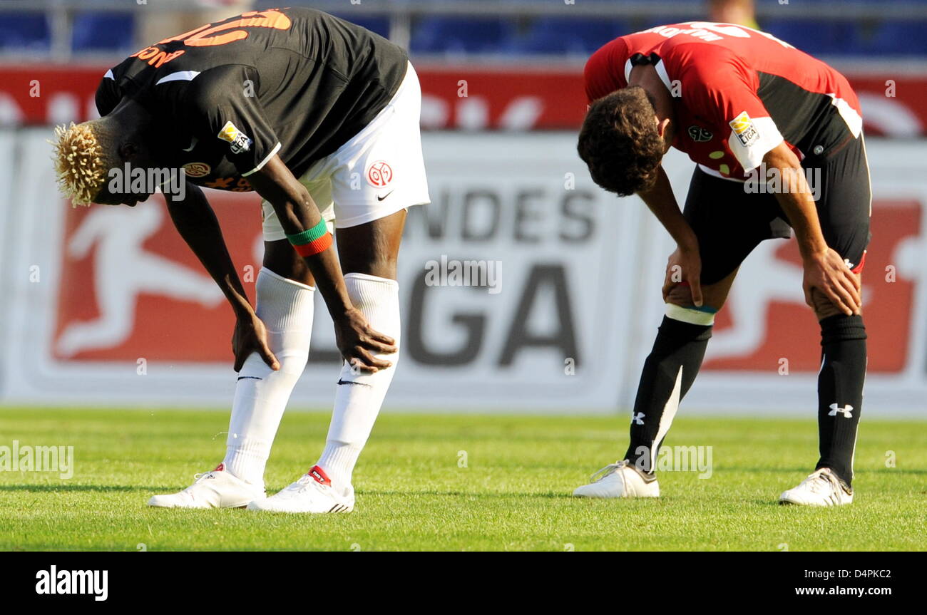 Hannover? s Karim Haggui (L) und Mainz? s Aristide Bance (R) Blick niedergeschlagen nach dem deutschen Bundesliga-Spiel Hannover 96 V FSV Mainz 05 im AWD-Arena-Stadion von Hannover, 15. August 2009. Das Spiel endete mit einem 1: 1-Unentschieden. Foto: JOCHEN LUEBKE (Achtung: EMBARGO Bedingungen! Die DFL ermöglicht die weitere Nutzung der Bilder im IPTV, mobile Dienste und andere neue Technologien Stockfoto