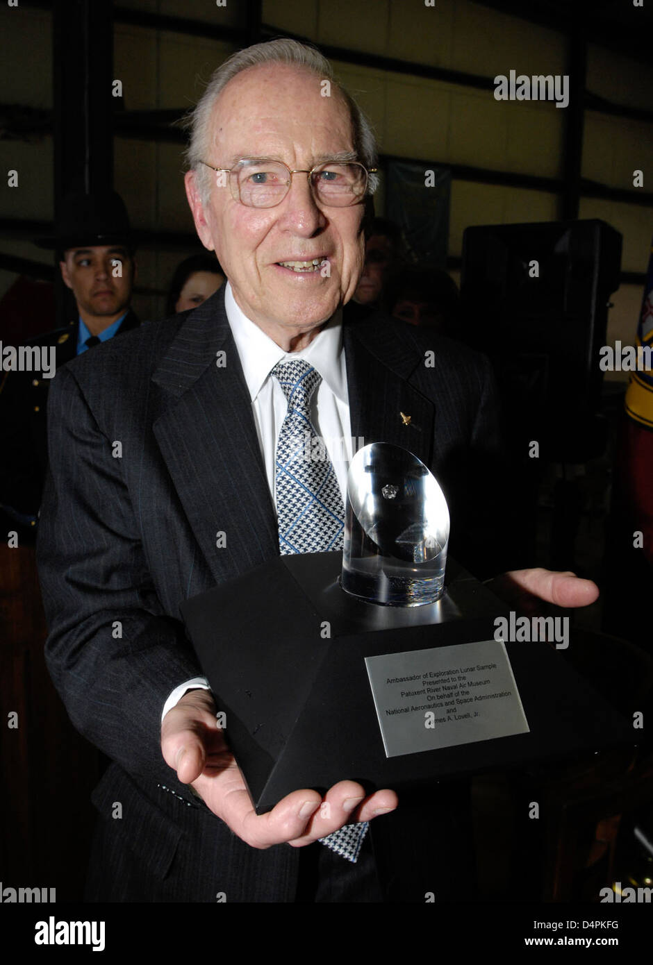 Der Astronaut James Lovell erhielt den Ambassador of Exploration Award im Patuxent River Naval Air Museum in Lexington Park, Maryland, als Anerkennung für seine Beiträge zur Weltraumforschung und seine Rolle bei der Apollo 13 Mission. Stockfoto