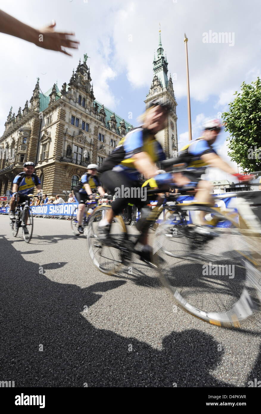 Teilnehmer der Vattenfall Cyclassics jedermann Rennen passieren das Rathaus in Hamburg, Deutschland, 16. August 2009. Neben den professionellen? s Rennen über 216,4 km, einige 22.000 Hobby Radfahrer konkurrieren auf drei Strecken über 55, 100 und 155 km in einem rund um Hamburg. Foto: MAURIZIO GAMBARINI Stockfoto