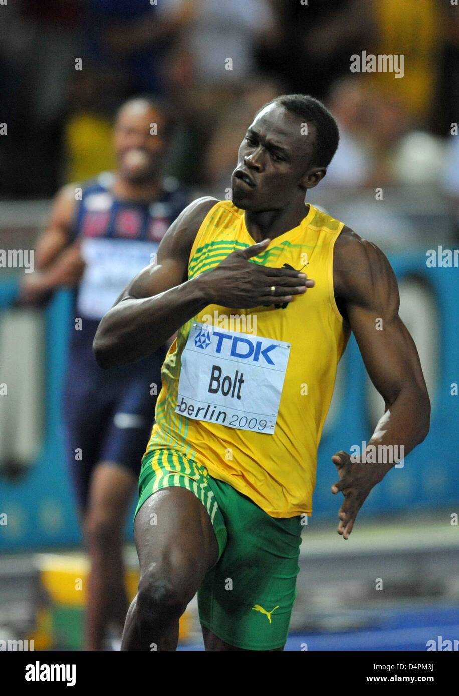 Jamaikaner Usain Bolt gewinnt die Männer? s 100-m-final auf der 12. IAAF Leichtathletik WM in Berlin, Deutschland, 16. August 2009. Bolzen etabliert einen neuen Weltrekord von 9,58 Sekunden. Foto: BERND THISSEN Stockfoto
