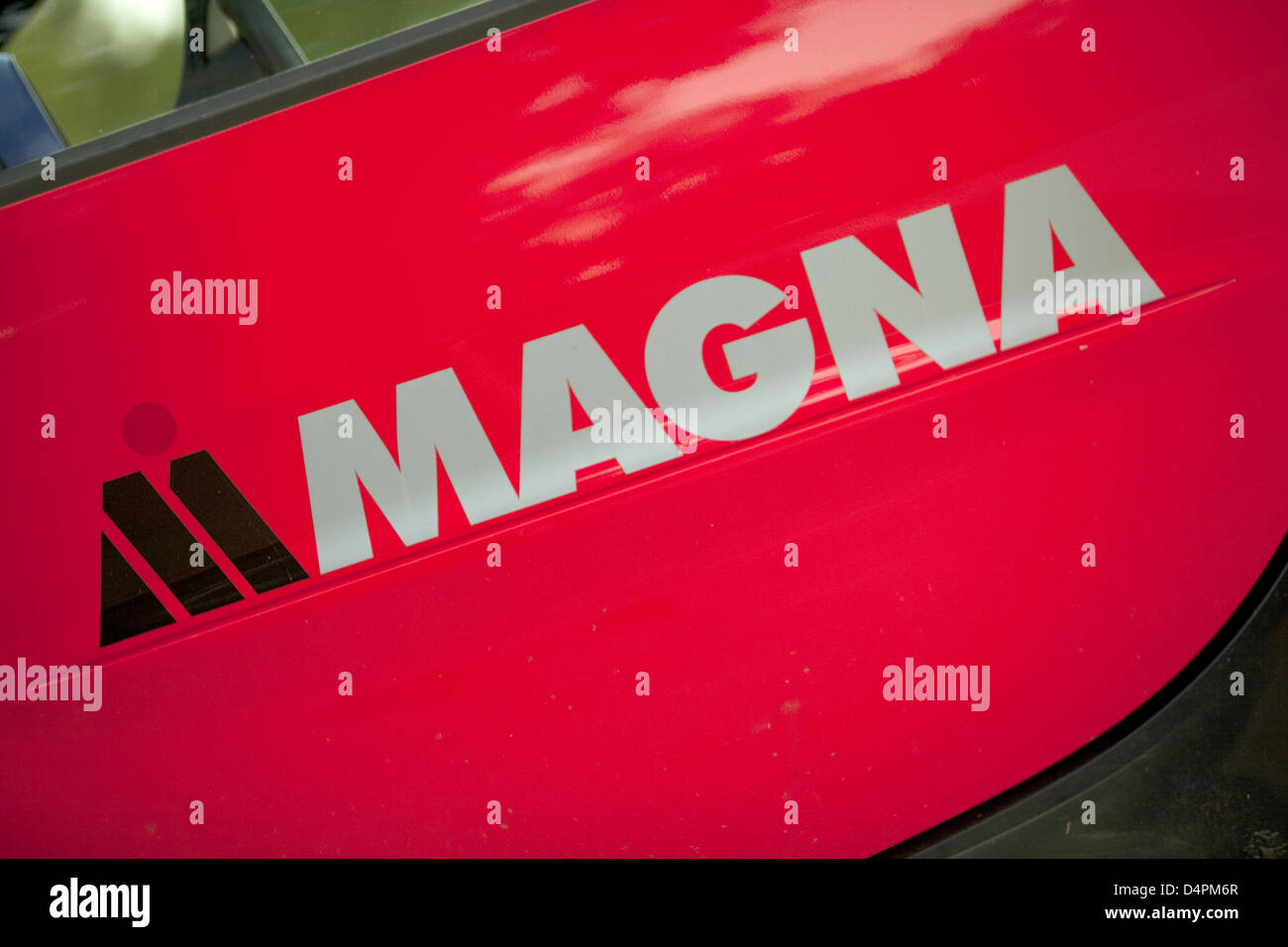 Das Firmenlogo Der Automobilzulieferer Magna Dargestellt In Seiner Europazentrale In Oberwaltersdorf Osterreich 17 August 09 Foto Arved Gintenreiter Stockfotografie Alamy