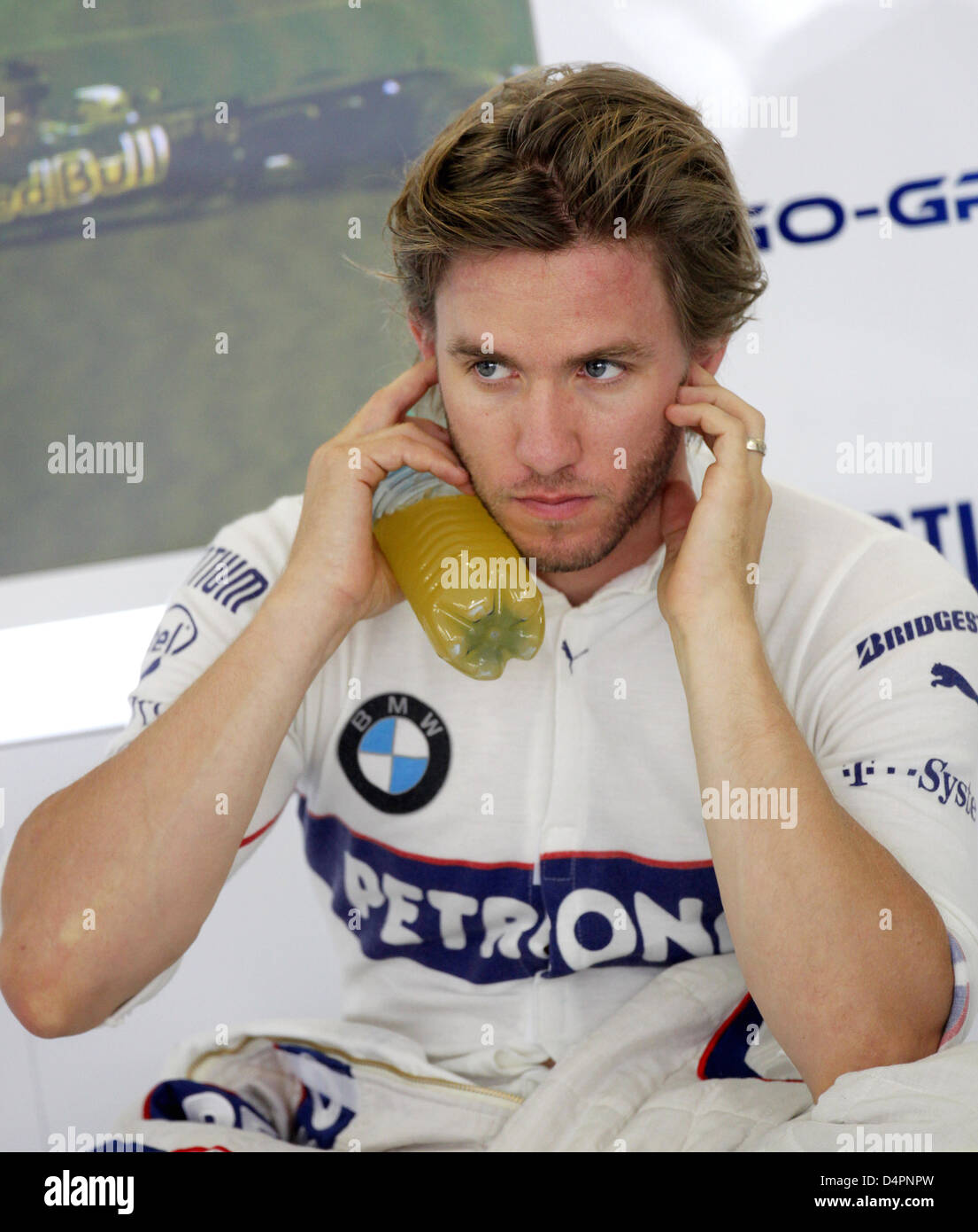 Deutsche Formel1-Fahrer Nick Heidfeld BMW Sauber schützt die Ohren während des ersten Trainings auf dem Stadtkurs in Valencia, Spanien, 21. August 2009. Die Formel 1 Grand Prix von Europa stattfinden am 23. August 2009. Foto: FELIX HEYDER Stockfoto