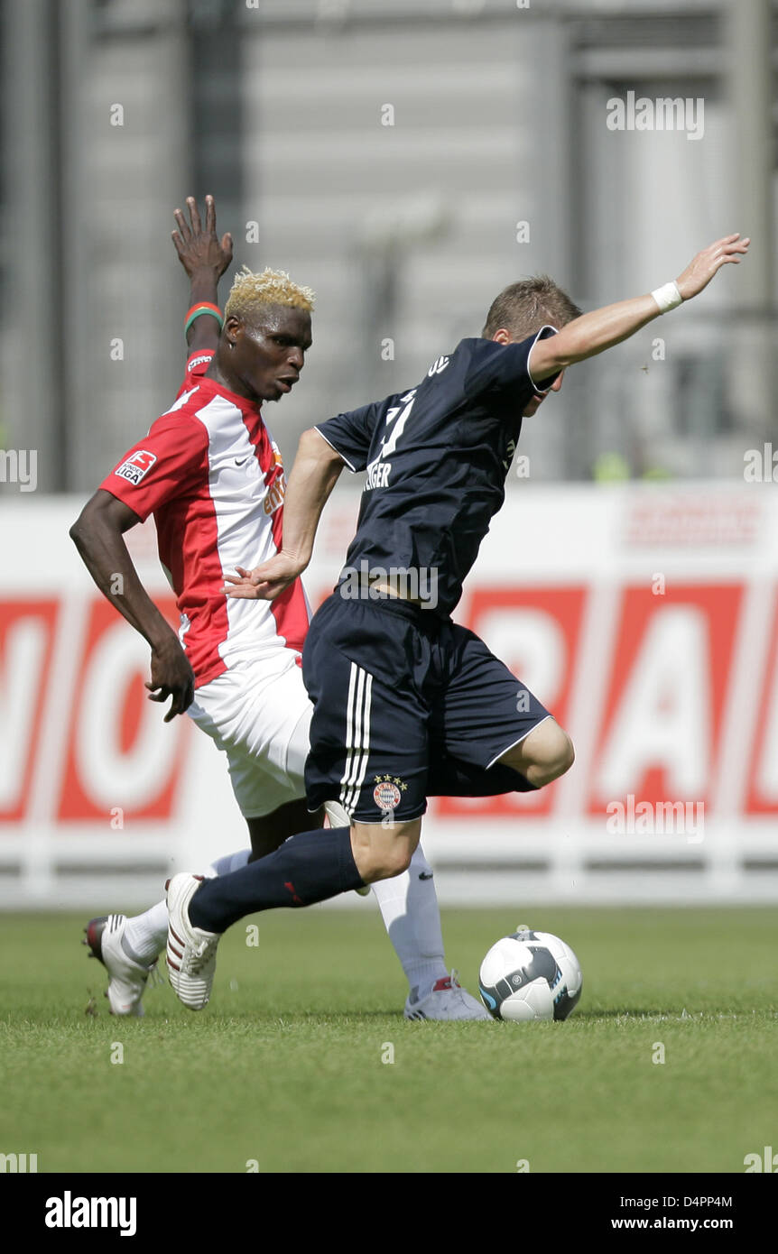 Mainz? Aristide Bance (L) kämpft um den Ball mit München? s Bastian Schweinsteiger während der Bundesliga Spiel 1. FSV Mainz 05 Vs FC Bayern München am Bruchwegstadium in Mainz, Deutschland, 22. August 2009. Foto: FREDRICK VON ERICHSEN (Achtung: EMBARGO Bedingungen! Die DFL ermöglicht der weitere Nutzung der Bilder in IPTV, mobile Dienste und anderen neuen Technologien keine früheren tha Stockfoto