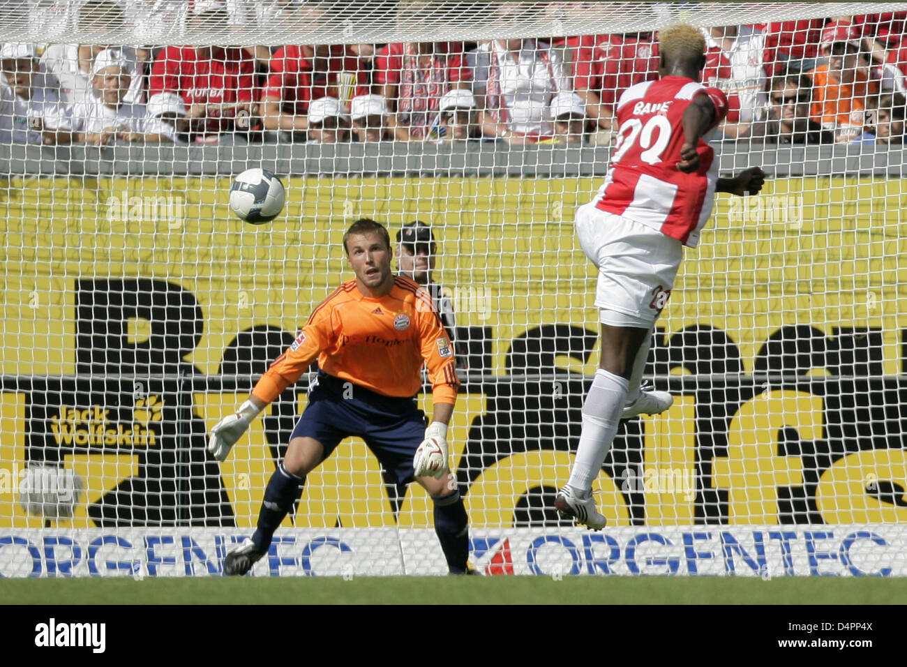 Mainz? Aristide Bance (R) erzielt das 2: 0 gegen München? s Torhüter Michael Rensing während der Bundesliga Spiel 1. FSV Mainz 05 Vs FC Bayern München am Bruchwegstadium in Mainz, Deutschland, 22. August 2009. Foto: FREDRICK VON ERICHSEN (Achtung: EMBARGO Bedingungen! Die DFL ermöglicht der weitere Nutzung der Bilder in IPTV, mobile Dienste und anderen neuen Technologien keine früheren t Stockfoto