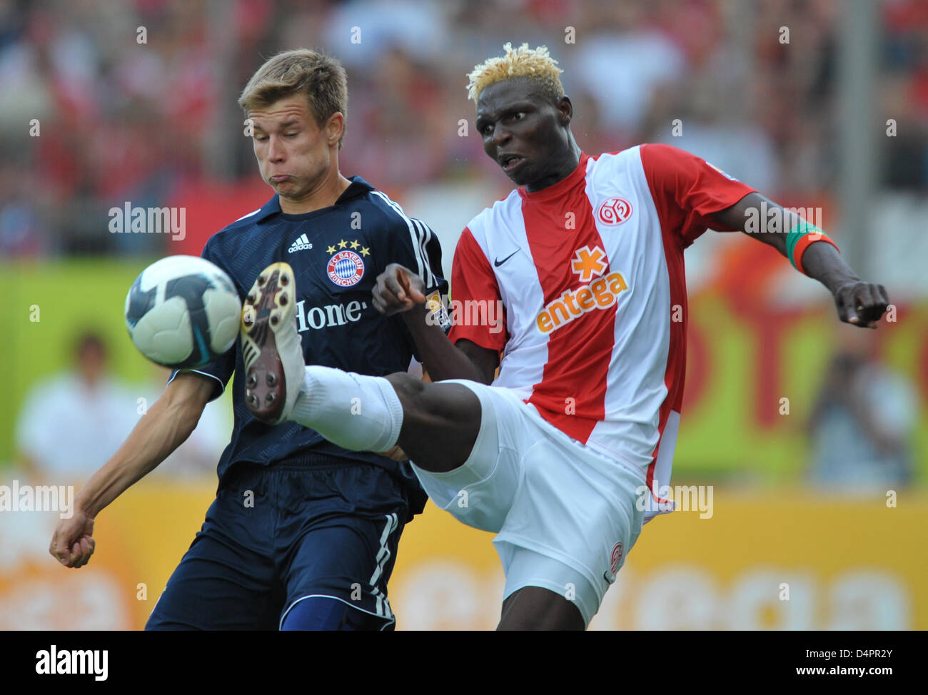Mainz? Aristide Bancé (R) kämpft um den Ball mit München? s Holger Badstuber während der Bundesliga Spiel 1. FSV Mainz 05 Vs FC Bayern München am Bruchwegstadium in Mainz, Deutschland, 22. August 2009. Mainz besiegt München 2: 1. Foto: Uwe Anspach Stockfoto