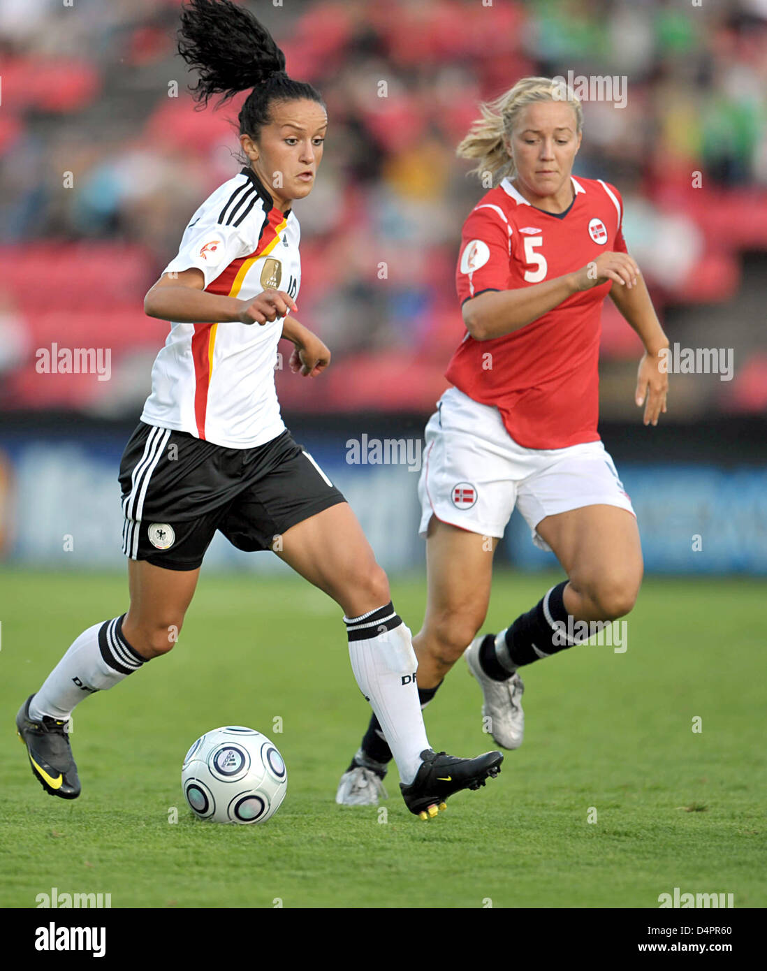 Deutschland? s Fatmire Bajramaj (L) und Norwegen? s Anneli Giske wetteifern um den Ball, während ihre Frauen? s Fußball Europameisterschaft 2009 Krawatte im Tampere-Stadion in Tampere, Finnland, 24. August 2009. Foto: CARMEN JASPERSEN Stockfoto