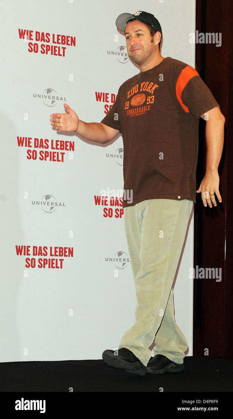 US-Schauspieler Adam Sandler stellt bei dem Fototermin für seinen neuen Film? Funny People? in Berlin, Deutschland, 26. August 2009. Der Film öffnet am 17. September 2009 in den deutschen Kinos. Foto: JENS KALAENE Stockfoto