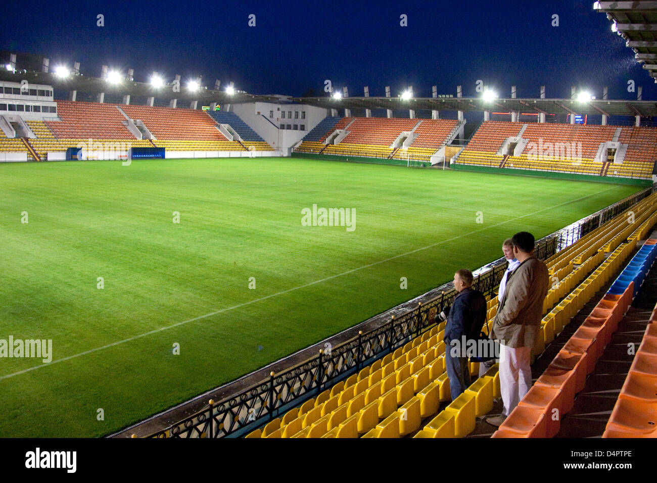 UEFA Playoff Spiel zurück: Blick in das Tsentralniy-Stadion in Aktobe, Kasachstan, 26. August 2009. Foto: Friso Gentsch Stockfoto