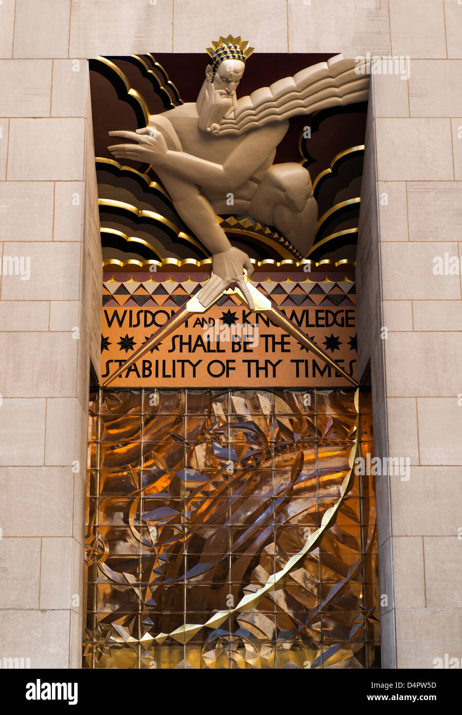 Das Fries über dem Haupteingang zum Rockefeller Center zitiert eine Passage aus dem Buch Jesaja. Stockfoto