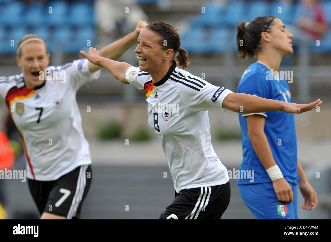 Deutschland? s Inka Grings (C) feiert das 1: 0 in der UEFA Women? s EURO 2009 Viertelfinale Spiel Deutschland / Italien in Lahti, Finnland, 4. September 2009. Foto: Carmen Jaspersen Stockfoto