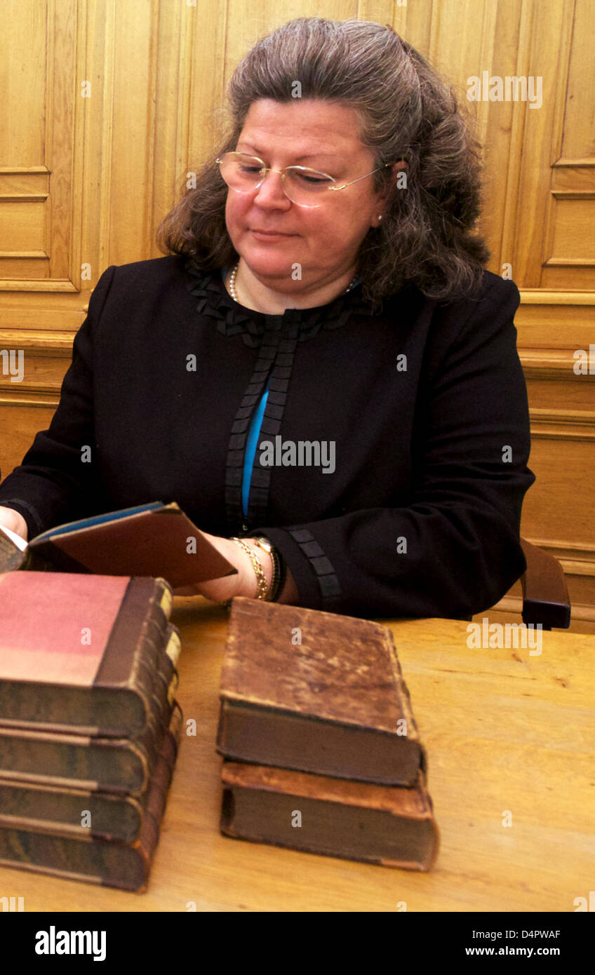 Vertreter einer Gemeinschaft der Erben, die Gabriele Wagner sitzt an der Universitätsbibliothek Leipzig und befasst sich mit, Bücher in Leipzig, Deutschland, 18. März 2013. Der Universität Leipzig kehrte die Bücher Jewisch Bürgers Fernand Raoul Jellinek-Mercedes (1883-1939) seinen Erben, weil die Bücher während der NS-Zeit geplündert wurden. Foto: PETER ENDIG Stockfoto