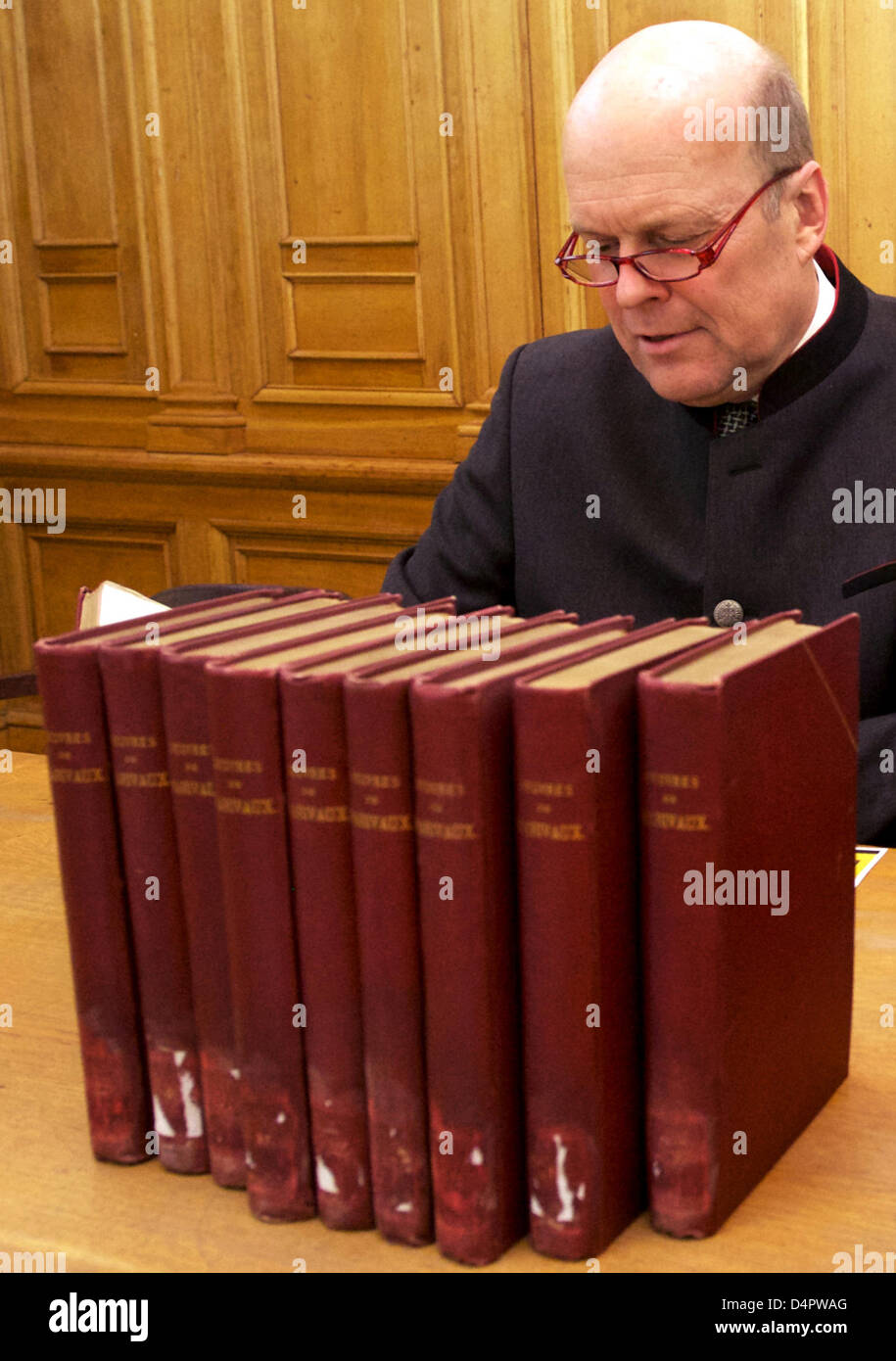 Vertreter einer Gemeinschaft der Erben, die Thomas Steiner sitzt an der Universitätsbibliothek Leipzig und befasst sich mit, Bücher in Leipzig, Deutschland, 18. März 2013. Der Universität Leipzig kehrte die Bücher Jewisch Bürgers Fernand Raoul Jellinek-Mercedes (1883-1939) seinen Erben, weil die Bücher während der NS-Zeit geplündert wurden. Foto: PETER ENDIG Stockfoto