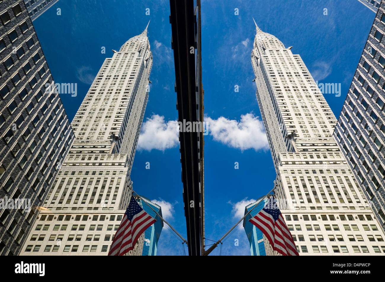 Das Chrysler Building spiegelt sich im Fenster über Lexington Avenue, New York City. Stockfoto