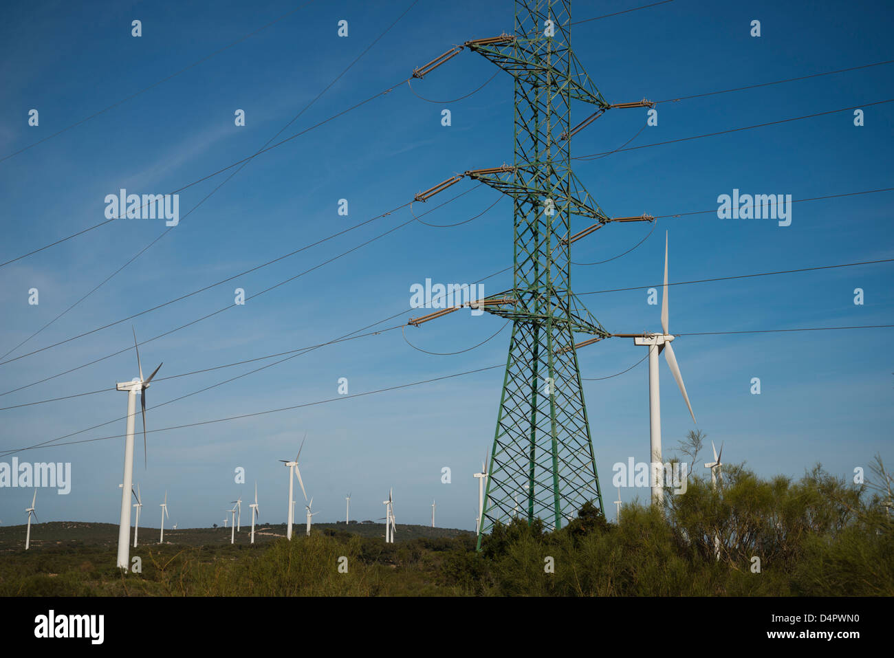 Elektrischer Strom aus Windkraftanlagen Stockfoto