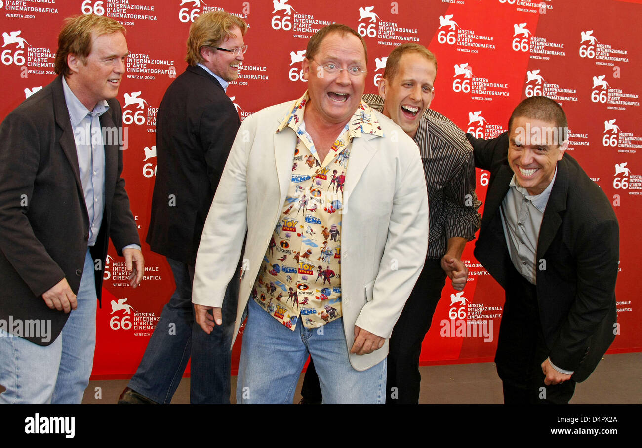 Pixar Regisseuren Brad Bird (L-R), John Lasseter, Andrew Stanton und Lee Unkrich, Pete Docter posiert für Fotografen nach der Pressekonferenz für seine goldenen Löwen? Für sein Lebenswerk, John Lasseter und Pixar Regisseure? bei den 66. Internationalen Filmfestspielen in Venedig, Italien, 6. September 2009. Pixar, der Computer-animierte Film gemacht? Toy Story? (1995) erhalten Stockfoto