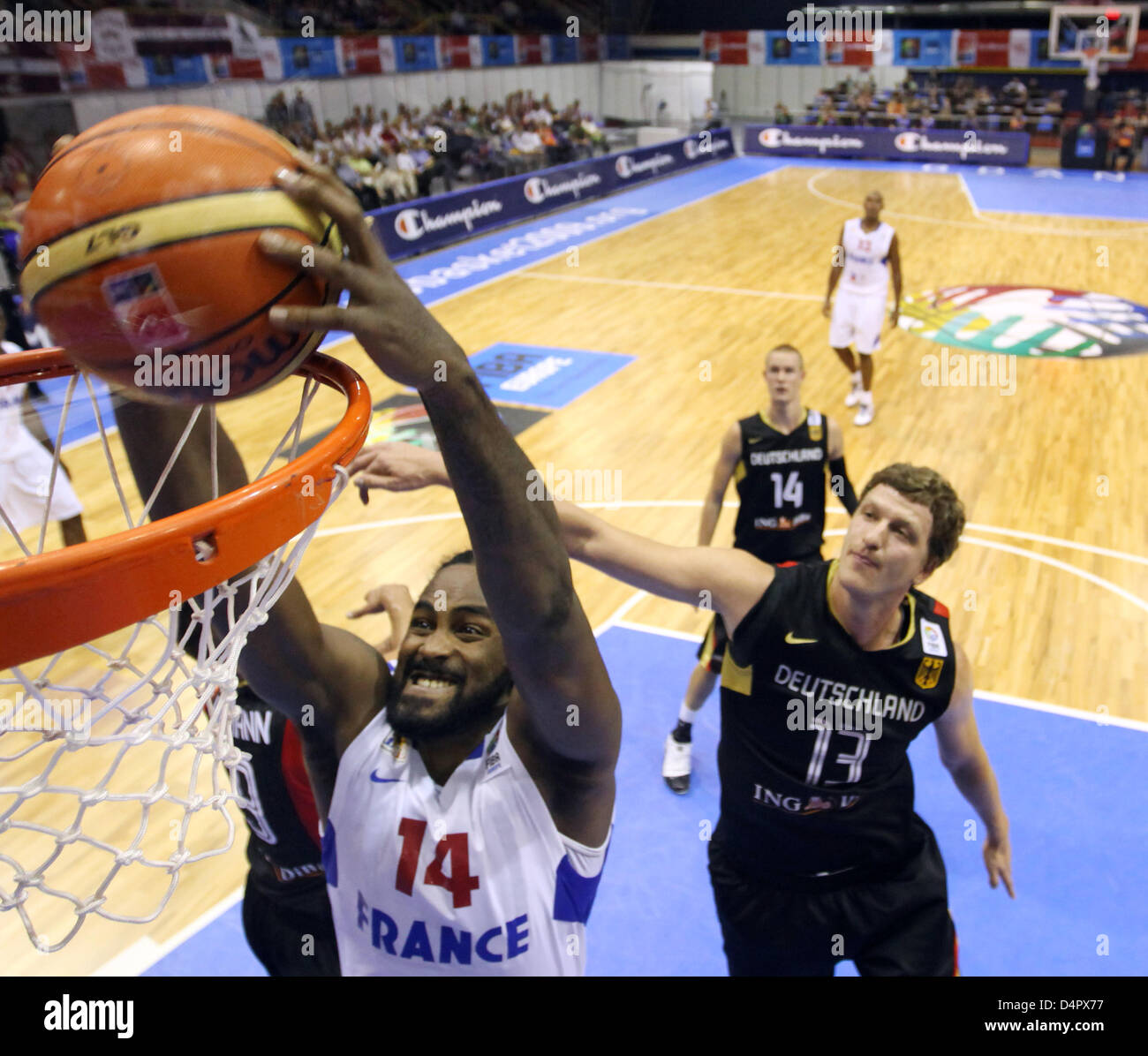 Deutschland? s Patrick Femerling (R) und Frankreich? s Ronny Turiaf (L) wetteifern um die Kugel während der Basketball-Europameisterschaft in Gdansk, Polen, 7. September 2009. Foto: FRISO GENTSCH Stockfoto